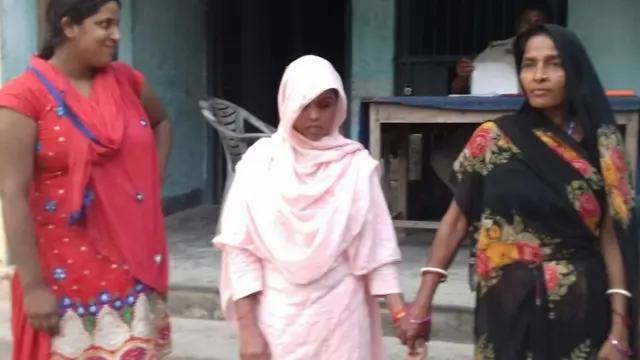 رنکی (درمیان میں)