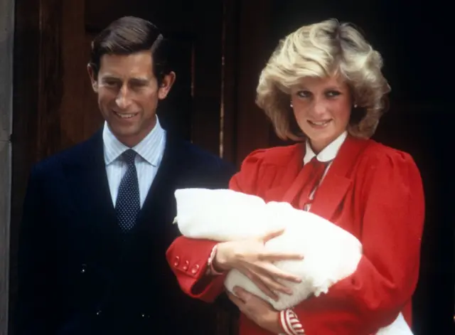 Diana segura Harry ao lado de Charles