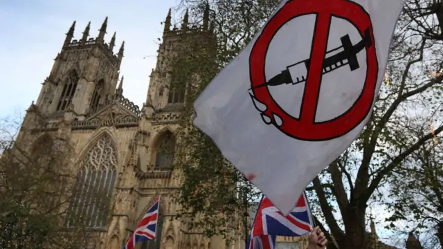 यूकेमा कोरोनाभाइरसको खोपविरूद्ध पनि प्रदर्शन भएका थिए।