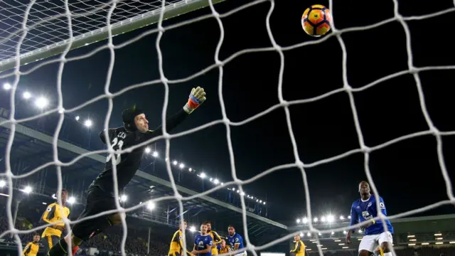 Thủ môn Petr Cech của Arsenal bất lực sau khi Ashley Williams của Everton ghi bàn