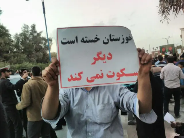 اهوازی‌ها برای چهارمین روز مقابل استانداری تجمع کردند