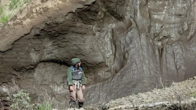 உறைந்து கிடந்த பனிமலைகள் வேகமாக உருகுவதால் ``பெரிய சரிவுகள்'' ஏற்பட்டு நிலப்பரப்பில் பெரிய துளைகளை ஏற்படுத்துகின்றன