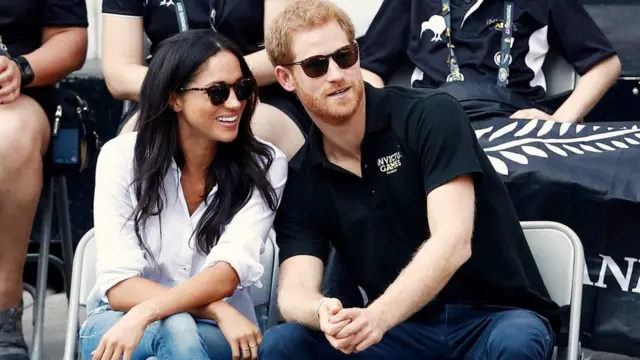 Meghan Markle e Harry sentadospk xd jogue com amigoscadeiraspk xd jogue com amigosum evento esportivo