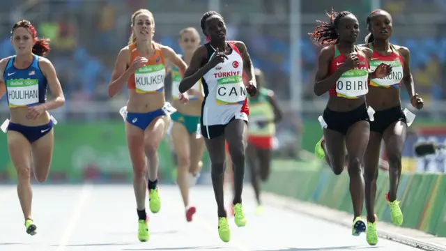 Yasemin Can elemelerde koşarken görülüyor.