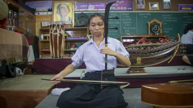 น้ำอุ่น มหาวินิจฉัยมนตรี บุตรสาวของครูอ้ำ