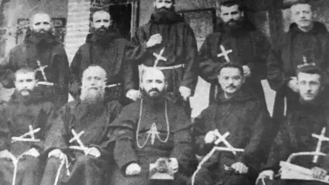 ኣቡነ ካራራ እቶም ኣብ ማእከል ኮፍ ኢሎም ዘሎዉ'ዮም