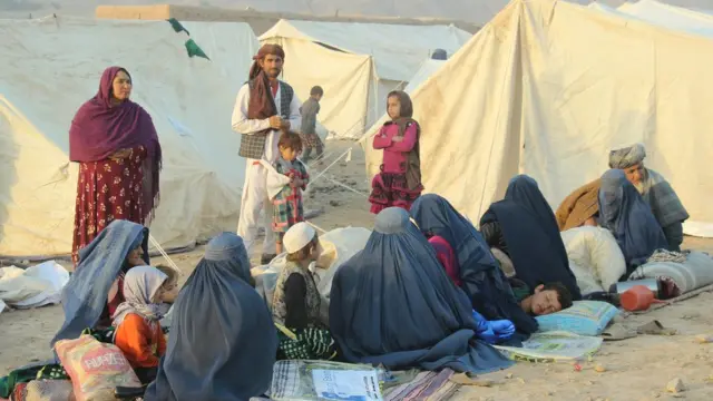 یک خانواده بیجا شده از قندوز در تخار منتظر کمک دولت و نهادهای کمک رسانی