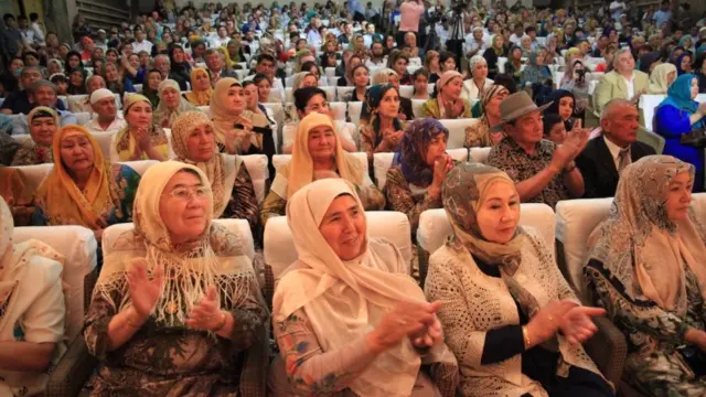 Qizlar tomosha qilayotganda yigit jilmayib qoyadi.