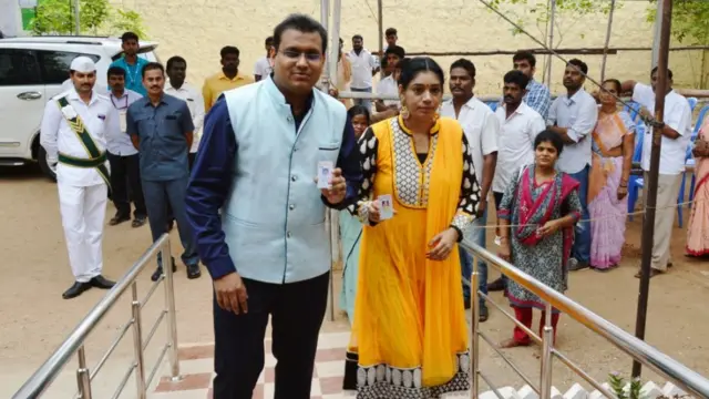 చిత్తూరు జిల్లాలో ఓటు హక్కు వినియోగించుకున్న కలెక్టర్ పీఎస్ ప్రద్యుమ్న ఆయన సతీమణి శిల్పా ప్రద్యుమ్న