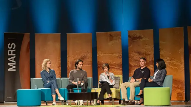 Mackenzie Davis, Sebastian Stan, Dr. Ellen Ochoa, excirectora of Johnson Space Center, Col.Michael S. Hopkins(USAF), astronauta de la NASA y Pooja Jesrani, Controladora de la EEI en el Centro Espacial Lyndon B. Johnson en Houston, Texas, en 2015.