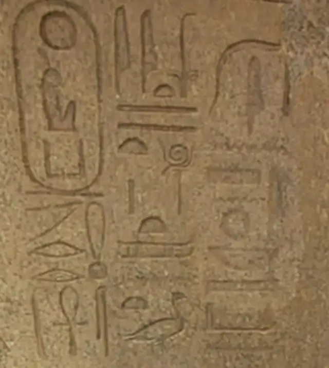 Roca con inscripciones, una borrada