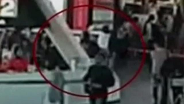 據閉路電視錄像片段顯示，當兩名女性接近金正南時，其中一人在金正南的臉上抹了一些東西。