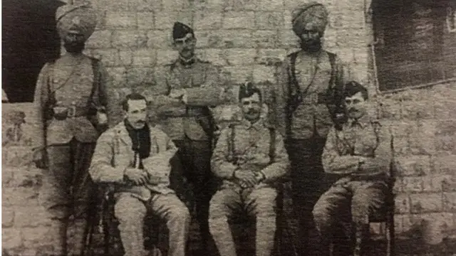 इंग्रजी अधिकाऱ्यांसह भारतीय सैनिक