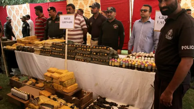 عزیز آباد سے برآمد ہونے والا اسلحہ