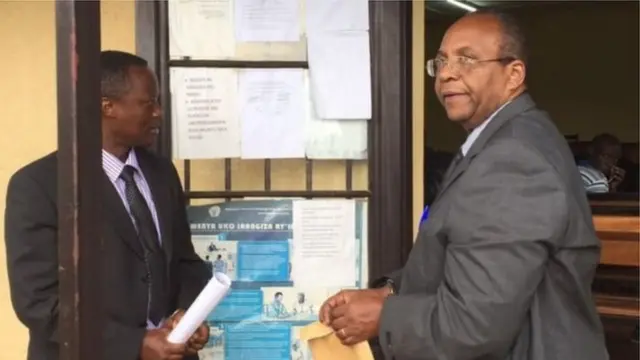 Jean Baptiste Mugimba (iburyo) ahakana ibyaha ashinjwa