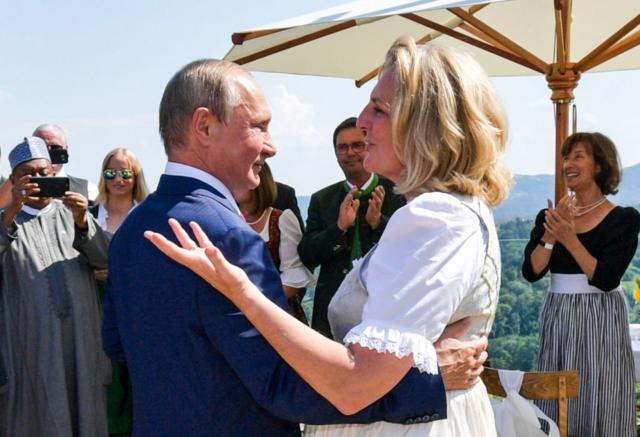 Владимир Путин на свадьбе главы МИД Австрии Карин Кнайсль