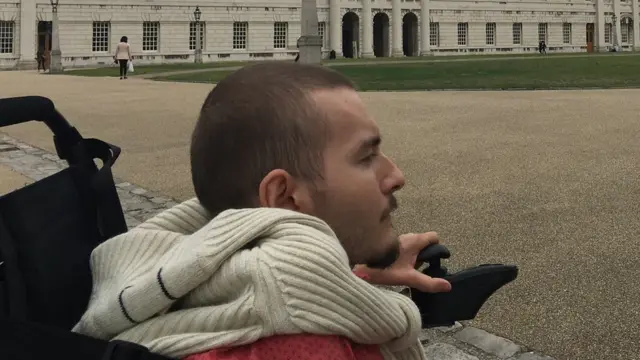 Spiridonov en silla de ruedas.