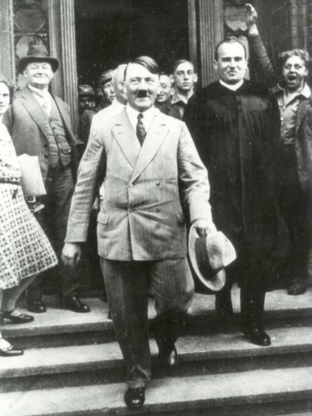 Hans Frank detrás de Hitler.