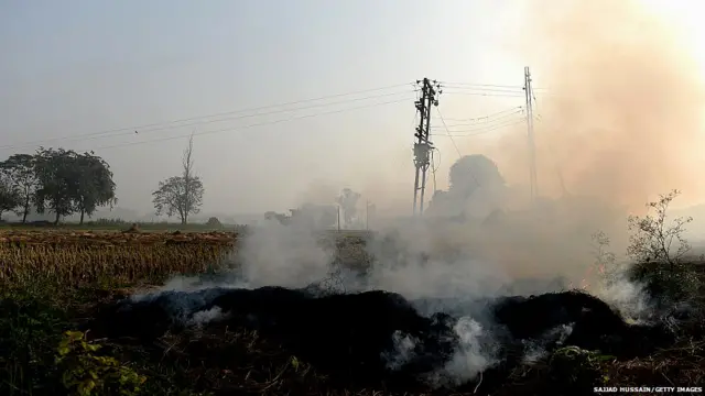 ਕਿਸਾਨਾਂ ਦਾ ਕਹਿਣਾ ਹੈ ਕਿ ਪਰਾਲੀ ਵਹਾਉਣ ਕਰਕੇ ਕਣਕ ਦੀ ਬਿਜਾਈ ਔਖੀ ਹੋ ਜਾਂਦੀ ਹੈ