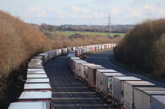 صف طولانی کامیون ها و تریلی ها در بریتانیا
