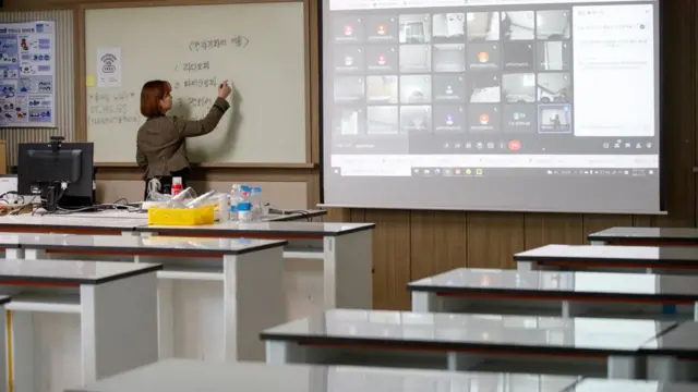 11일 경기 화성 동탄고등학교에서 교사가 학생들과 원격 수업을 하고 있다