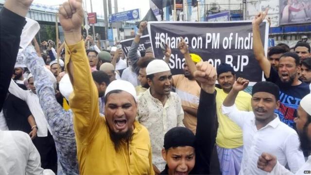 नूपुर शर्मा की गिरफ़्तारी की मांग को लेकर विरोध प्रदर्शन