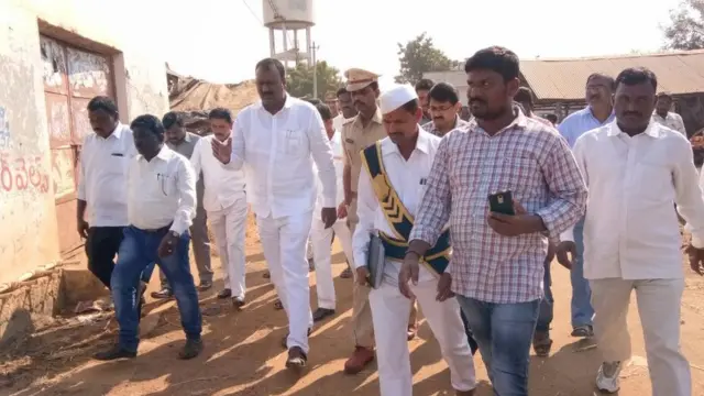 గ్రామంలో పర్యటిస్తున్న నరహరి, ఇతర అధికారులు