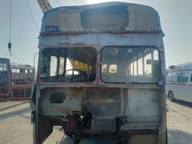 கடலில் விடப்படும் பேருந்து