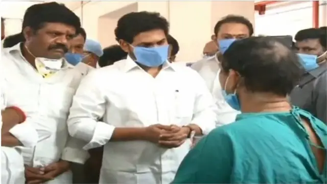 જગનમોહન રેડ્ડી હૉસ્પિટલની મુલાકાતે