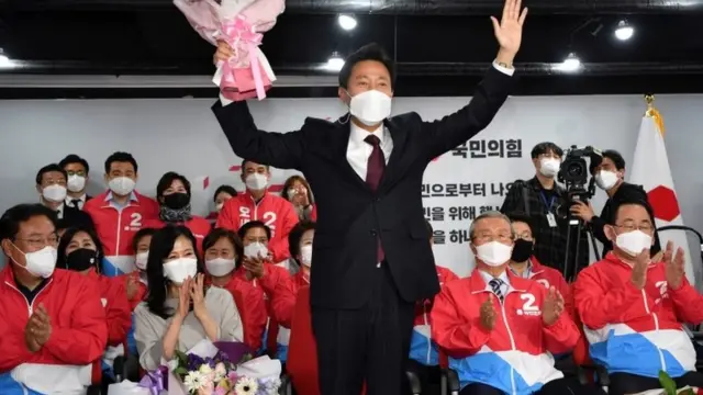 Oh Se-hoon, the candidate of the main opposition People Power Party, celebrates next to his wife