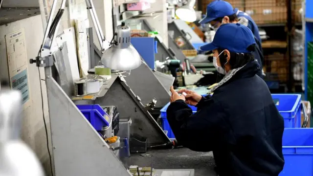 Из 35-40 старых мобильных телефонов можно получить примерно 1 грамм золота