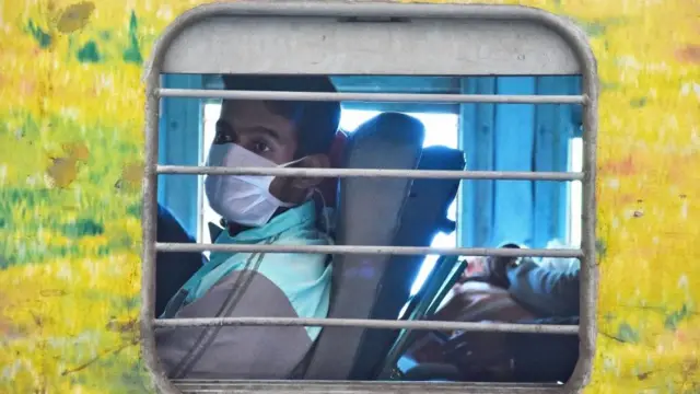 கொரோனா வைரஸ் : ரயில் பயணத்தை பெரும்பாலானோர் ரத்து செய்தது மகிழ்ச்சி: சுகாதாரத்துறை அமைச்சர்