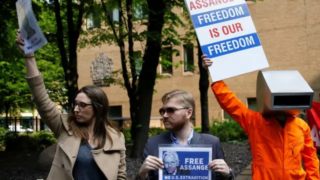 демонстранты у здания суда