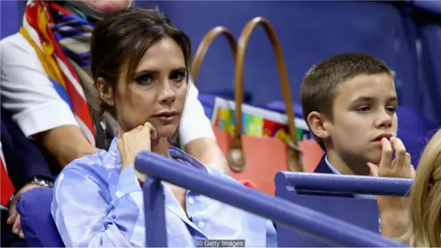 Mantan anggota Spice Girls yang beralih profesi jadi perancang mode, Victoria Beckham, berhasil mempertahankan status selebritas meski tak lagi muda.