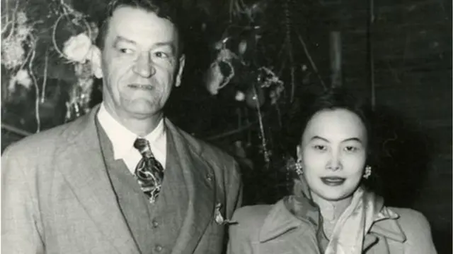 কুনমিংয়ে মার্কিন মেজর জেনারেল ক্লারেল শেনওয়াল্টের সঙ্গে দেখা হয় চেন জিয়ানজেমির, যিনি পরে পরিচিতি পান আনা শেনওয়াল্ট নামে