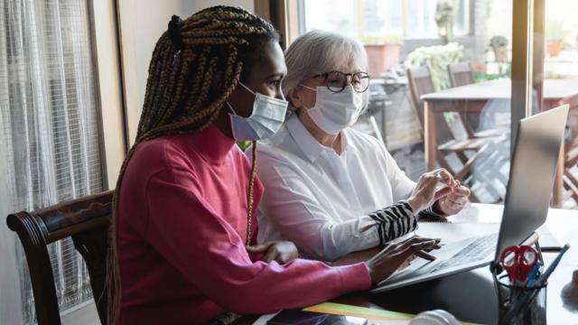 jovem e idosa mexendobetpix365um laptop