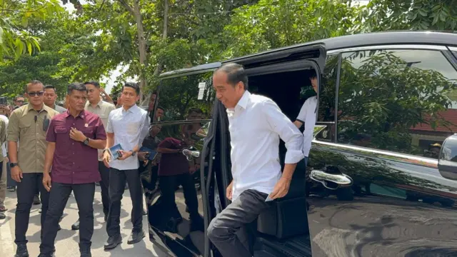 Di Solo, Presiden ke-7 Joko Widodo atau Jokowi menggunakan hak pilihnya untuk Pilkada 2024 di TPS 12 Kelurahan Sumber, Kecamatan Banjarsari, Solo pada Rabu, 27 November 2024. 