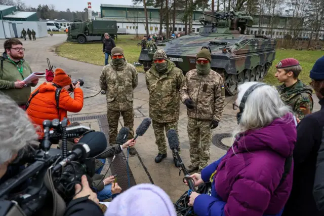 військові