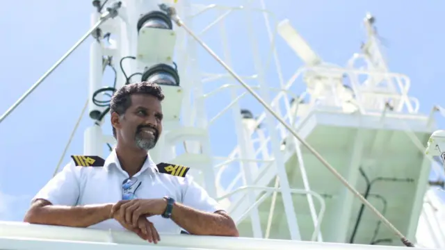 ஹோர்மூஸ் நீரிணை, பஹாமாஸ், சசிகுமார், காஞ்சிபுரம் பொறியாளர், சசிகுமார், தமிழக பொறியாளர்