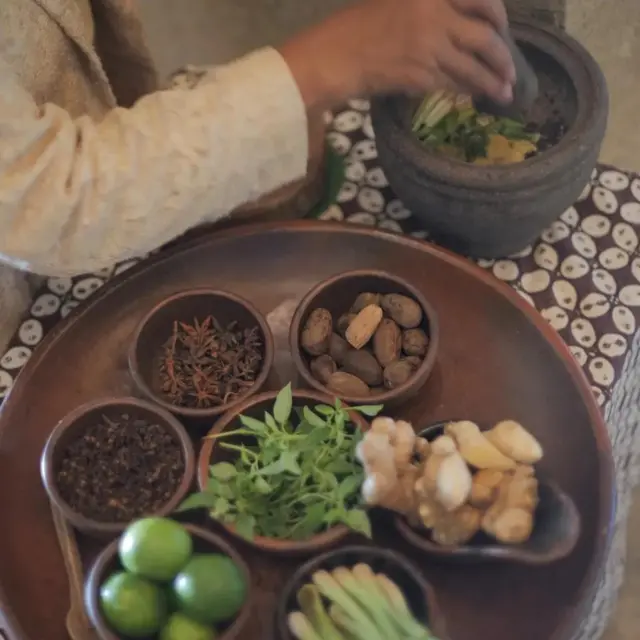 جڑی بوٹیوں سے تیار کردہ اس شربت میں ادرک، ہلدی، لونگ، سونف، لیمو اور املی ڈالی جاتی ہے