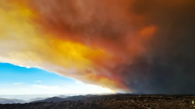 산불로 붉어진 하늘