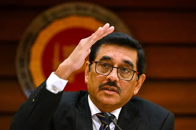 පොළී අනුපාත සහ විනිමය අනුපාත එකම අගයක තබා ගැනීමට ගත් වැරදි තීරණය රට බංකොලොත් වීමට බලපෑ ප්‍රධාන කරුණු දෙක බව අචාර්ය නන්දලාල් වීරසිංහ පැවසීය.