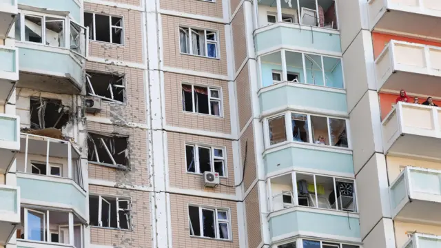 Consequências de um ataque de drones contra um edifício residencial em Moscou, na Rússia