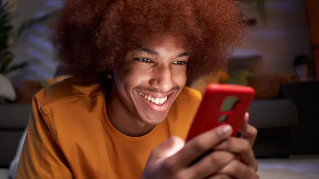 شاب يمسك بهاتف