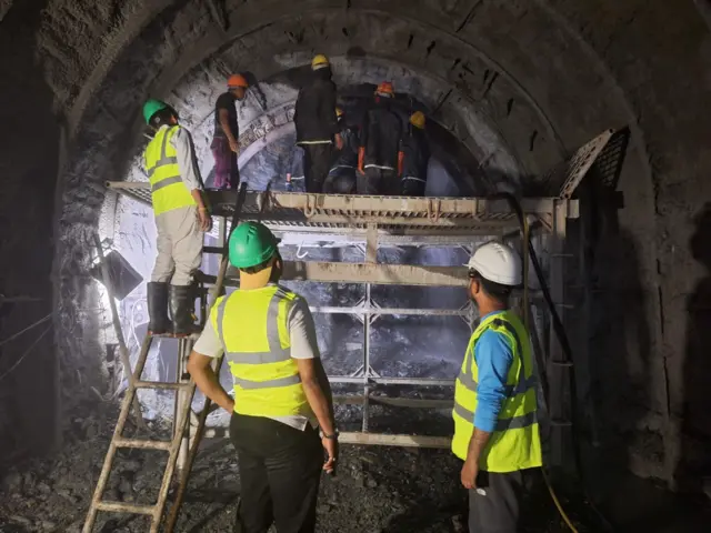 गलेश्वरमा सुरुङ निर्माण गर्दै