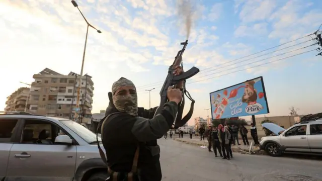 Un combatiente rebelde sirio dispara al aire en la ciudad de Hama, Siria (5 de diciembre de 2024)