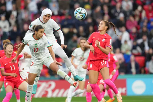 Benzina, yang berusia 25 tahun, mengenakan jilbab saat timnas Maroko berlaga melawan Korea Selatan. 