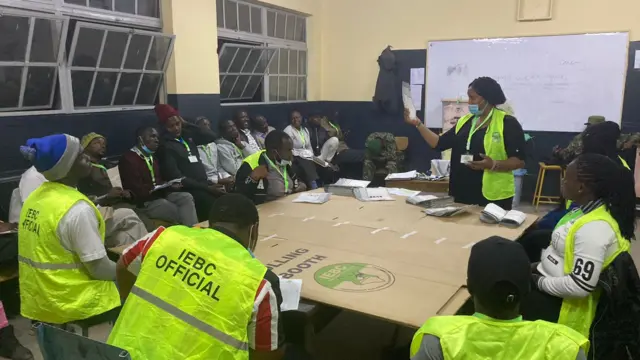 Maafisa wa IEBC wakihesabu kura