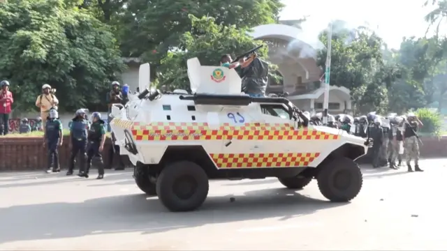 ১৭ই জুলাই ঢাকা বিশ্ববিদ্যালয়ে শিক্ষার্থীদের হল ছাড়তে বাধ্য করা হয় 