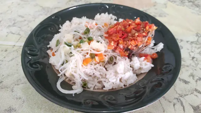 Menu pertama berupa nasi, ikan dan mi yang dilengkapi sayur.